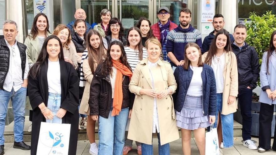 Alcaldesa, concejales, alumnas y profesorado dan la bienvenida a las estudiantes francesas.   | // D.P.