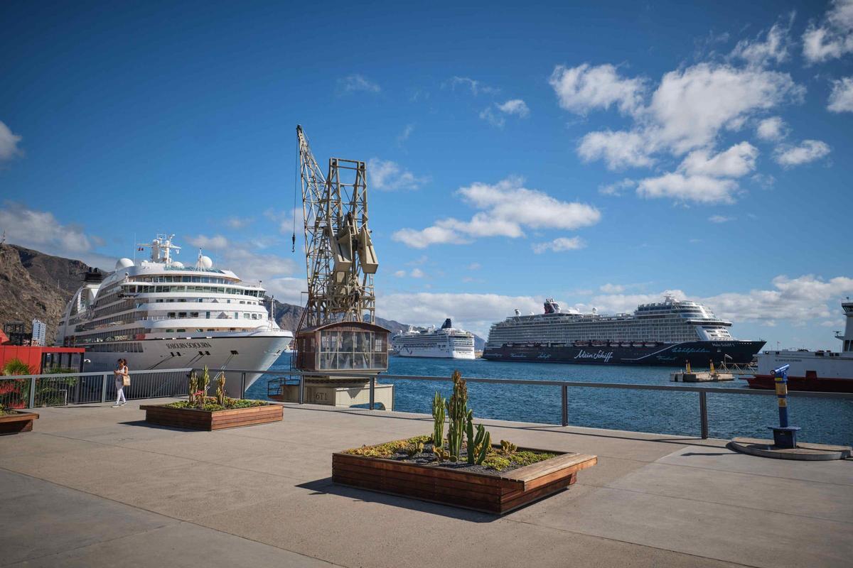 Los tres cruceros que visitaron ayer el Puerto chicharrero.