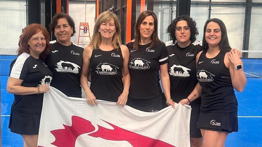 Las jugadoras del PD Ternera de Aliste posan para las cámaras.