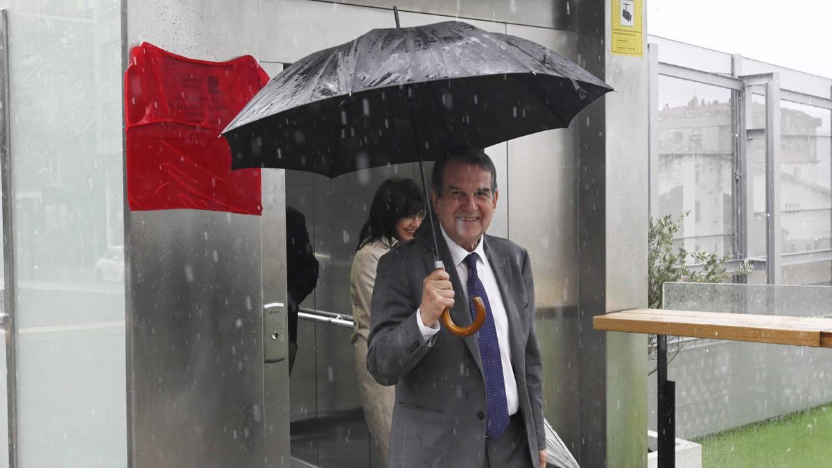 Abel Caballero, con paraguas, durante la inauguración del ascensor de Praza da Estación este jueves