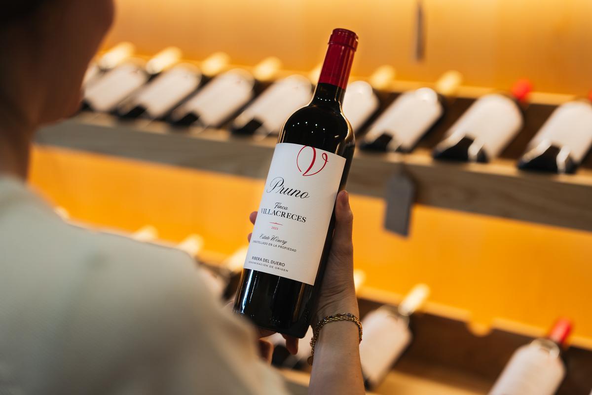 Botella de Pruno, uno de los vinos emblemáticos de Finca Villacreces.