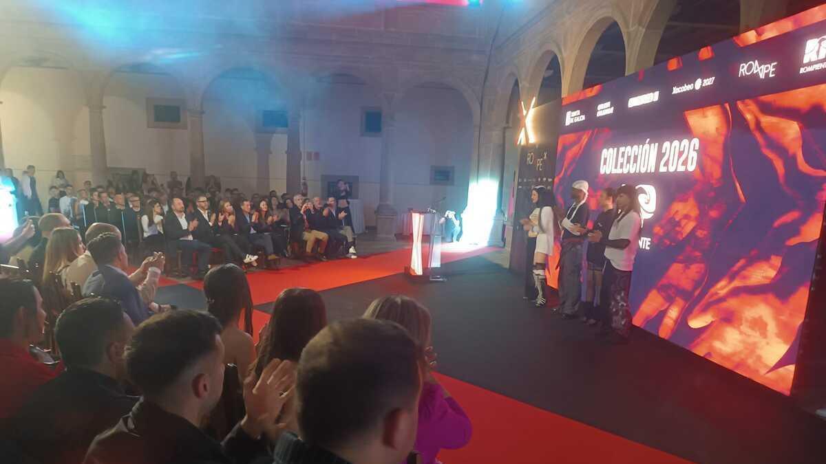 Un momento del desfile de moda de la Colección 2026 de Rompiente para presentar el Rompetiño en Santiago
