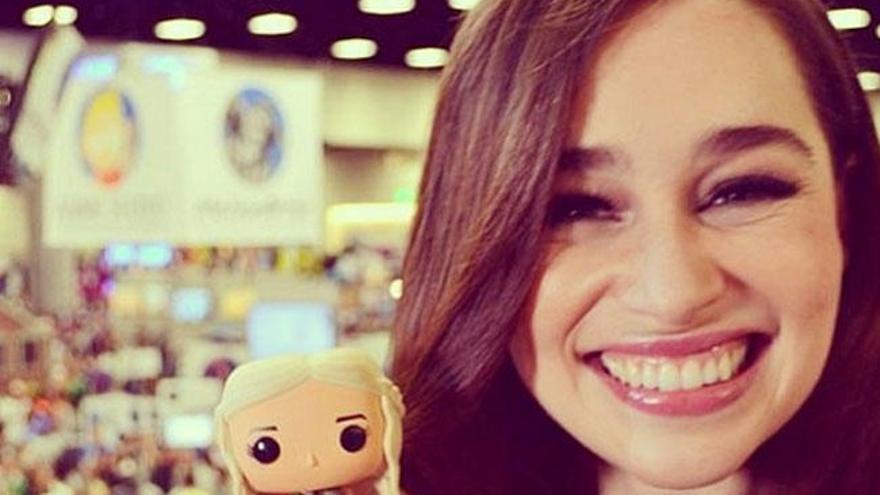 Emilia Clarke con una figura de Daenerys.