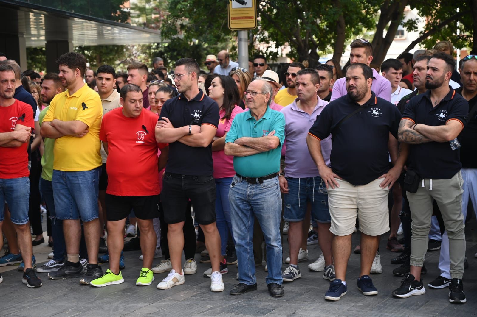 Fotos del minuto de silencio en Almassora en memoria del hombre fallecido en los 'bous al carrer'