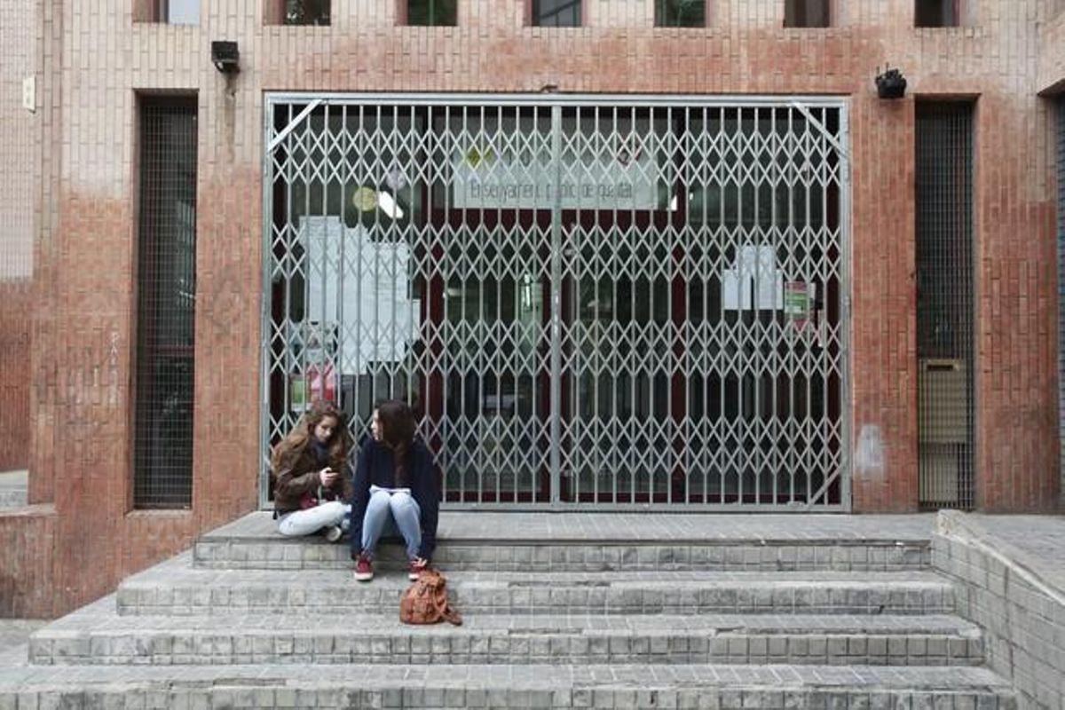 L’entrada de l’IES Ernest Lluch amb les portes tancades a causa del saboteig amb silicona als panys de l’entrada.