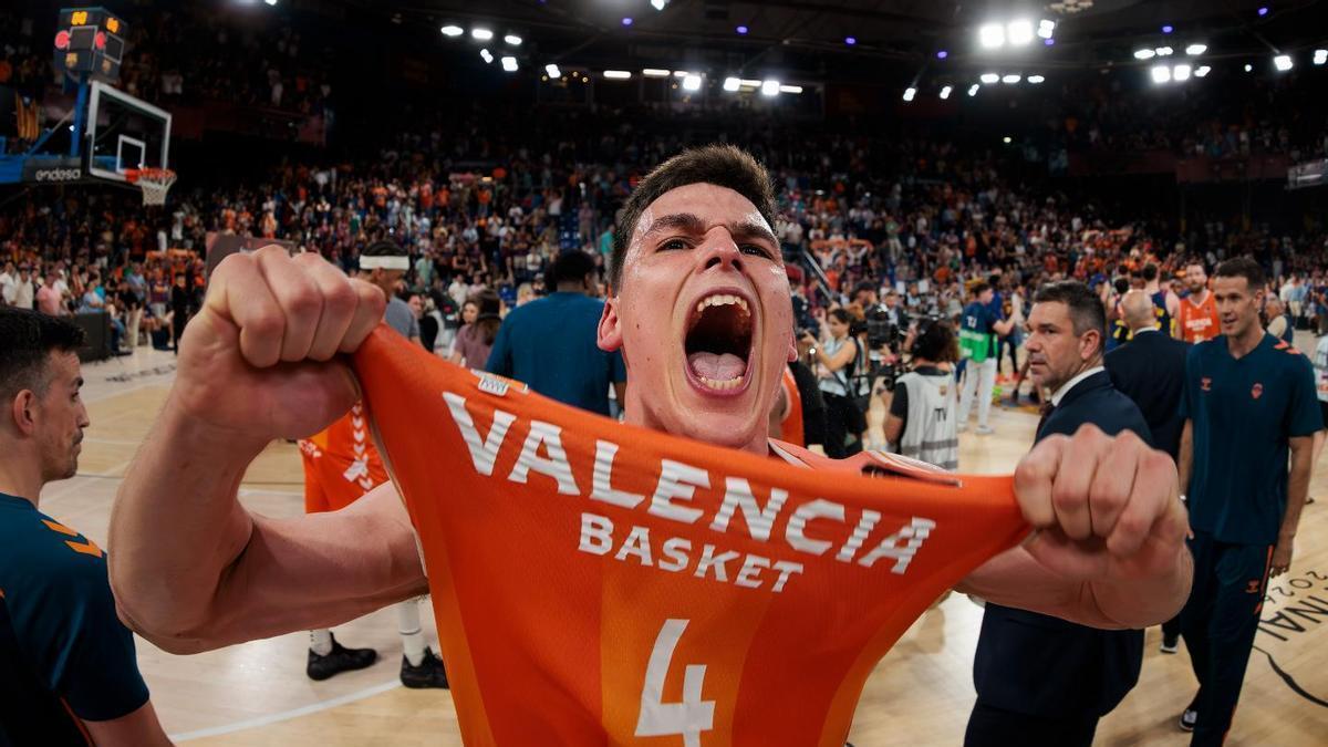 Jaime Pradilla festeja el título conquistado en la cancha del Barcelona.