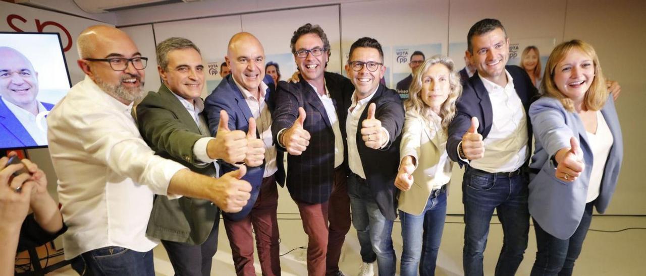 Pulgares hacia arriba entre los vencedores populares del 28M. | J. A. RIERA