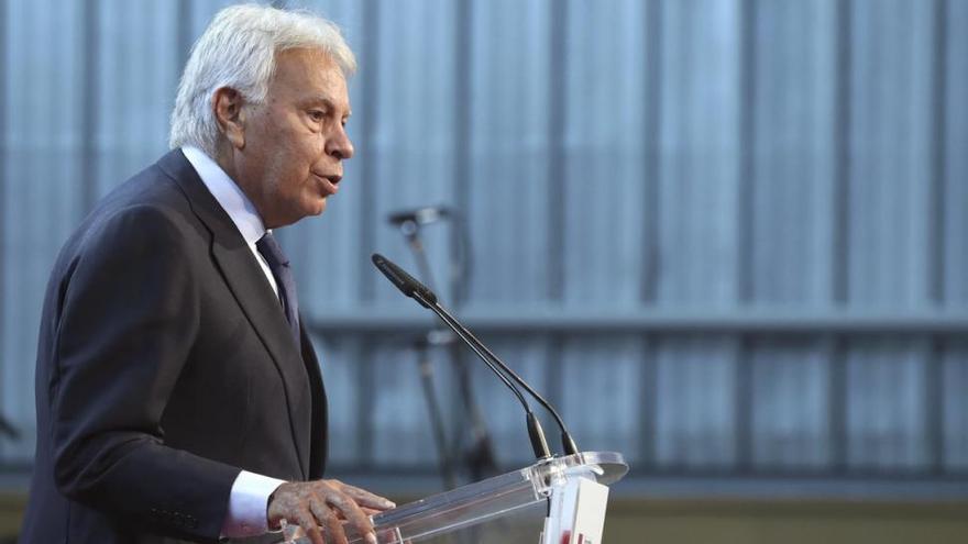 Felipe González acusa de &quot;mentir&quot; a quienes dicen que las pensiones están garantizadas