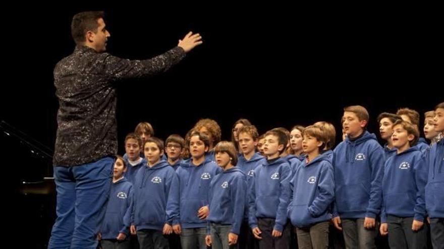 La Escolanía del Misteri d&#039;Elx, durante su actuación de ayer en el Gran Teatro, y, a la derecha, un instante de la proyección de «Sueños de Sal».