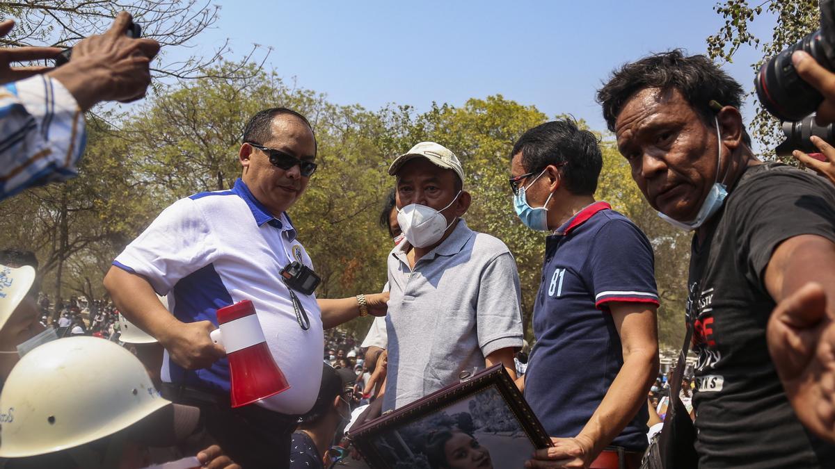 El padre de Ma Kyal Sin (C), una adolescente asesinada durante las protestas antigolpistas, asiste al funeral de su hija.