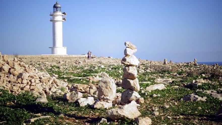 Estructura levantada con piedras junto al faro de es Cap, en Formentera .