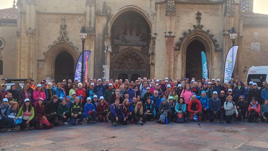 Los senderistas posan ante la Catedral de Oviedo, antes de emprender la senda de los veinte mil pasos. | FERNANDO DELGADO