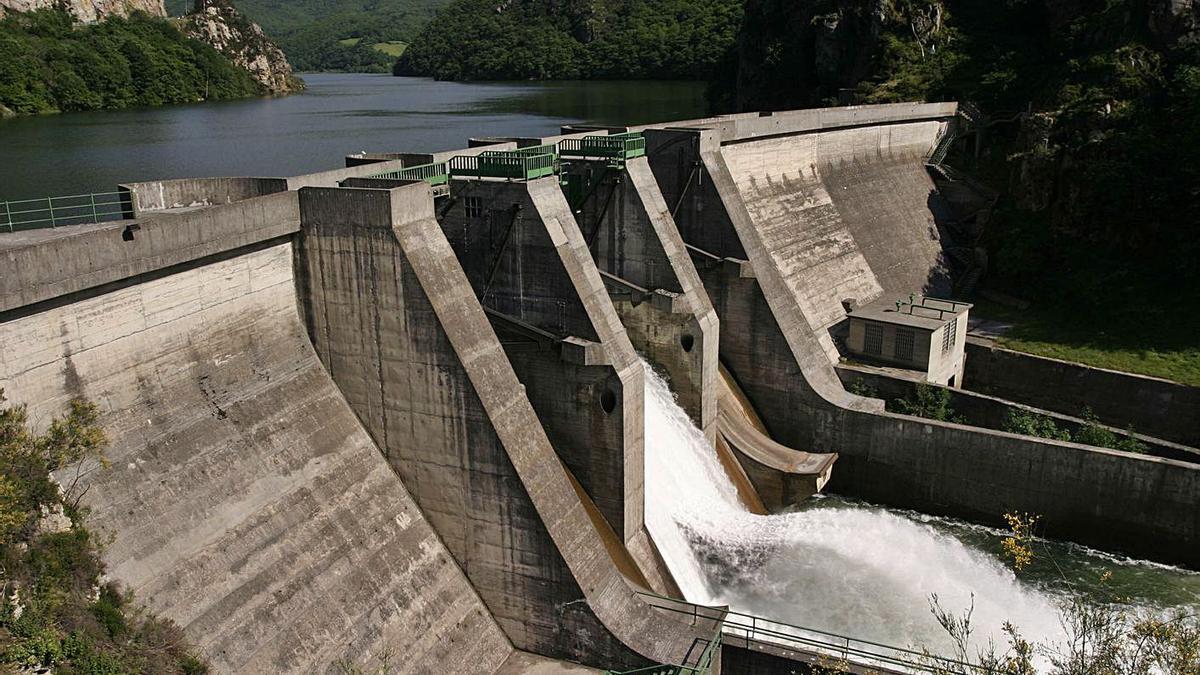 La presa de Rioseco, con la zona donde se instalará la central hidroeléctrica en primer término. | Juan Plaza