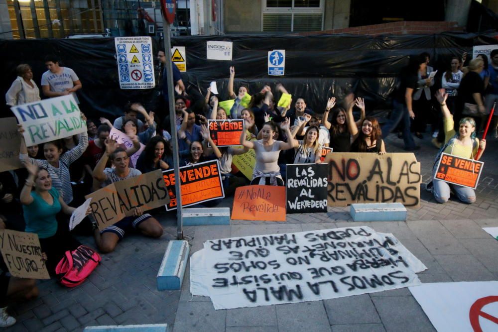 Unos 250 alumnos, profesores y padres secundan la protesta contra la Lomce y las nuevas pruebas en Torrevieja