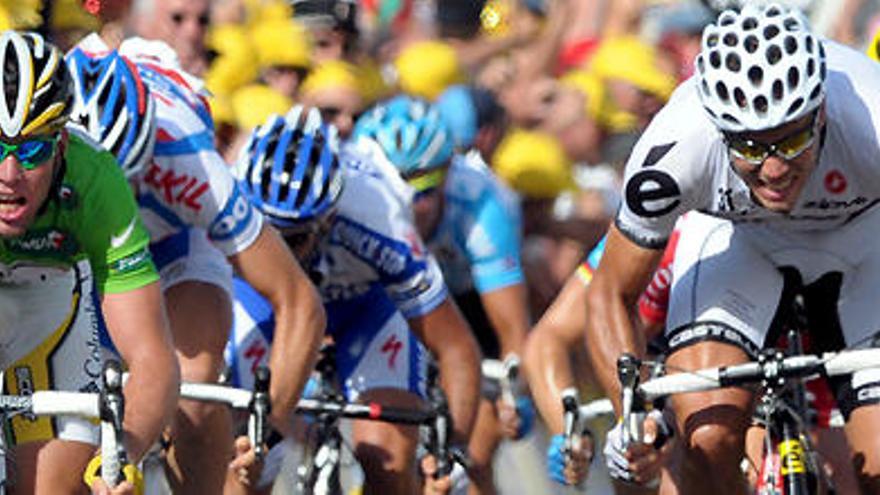 El ciclista británico Mark Cavendish (i), del equipo Columbia, se impone al esprint en la tercera etapa del Tour de Francia disputada hoy lunes 6 de julio de 2009 entre las ciudades francesas de Marsella y Le Grand Motte sobre 196 kilómetros.