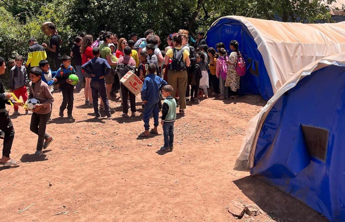Por la izquierda, Mohamed Ait Taleb, Gloria Rodríguez, Omar Id Yoos, Irene Mena, Tamara Corral, Carmela García, Mar Méndez, Charlotte Malmgren, Emma Posada, Noe Ordieres y Eva González, en la cima del Ras.
