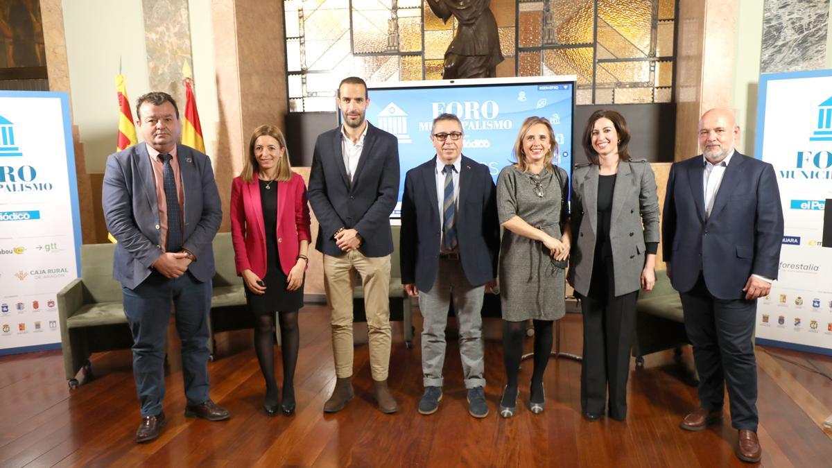 Patrocinadores del I Foro de Municipalismo de la provincia de Zaragoza junto a Luis Zubieta, Nicolás Espada, Teresa Ladrero y la gerente de EL PERIÓDICO DE ARAGÓN.