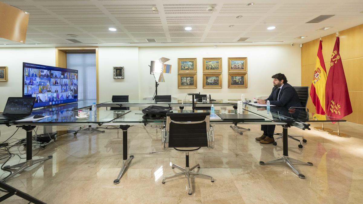 El jefe del Ejecutivo regional, Fernando López Miras, ha participado en la reunión por vía telemática de dirigentes autonómicos con el presidente del Gobierno central, Pedro Sánchez.