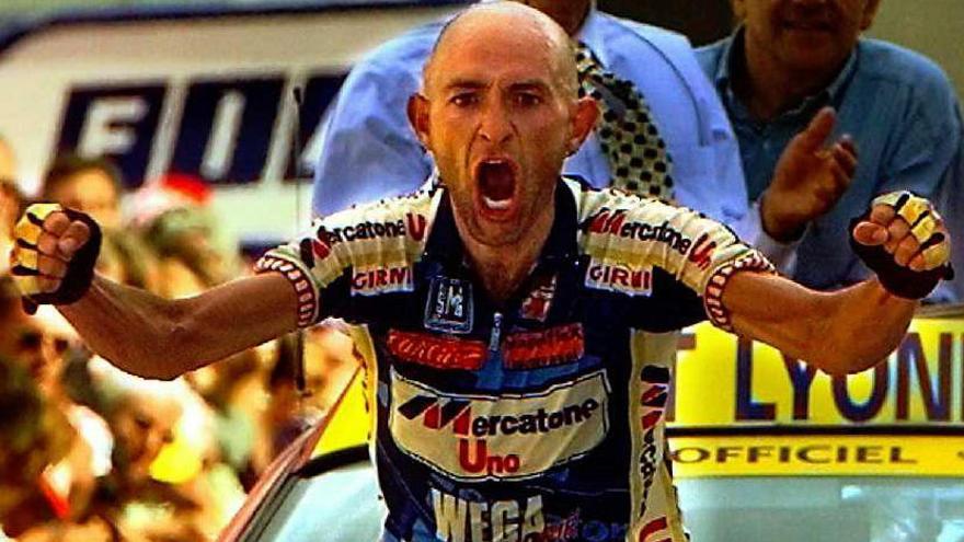Marco Pantani celebra su victoria en Alpe D&#039;Huez  en 1997.