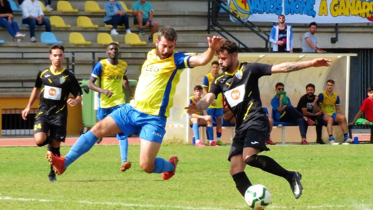 Encuentro de liga del C.P. Monesterio en el Estadio Municipal