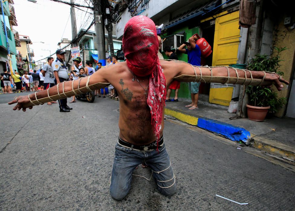 Un penitente reza para expiar sus pecados durante la Semana Santa en Mandaluyong, Metro Manila, Filipinas.