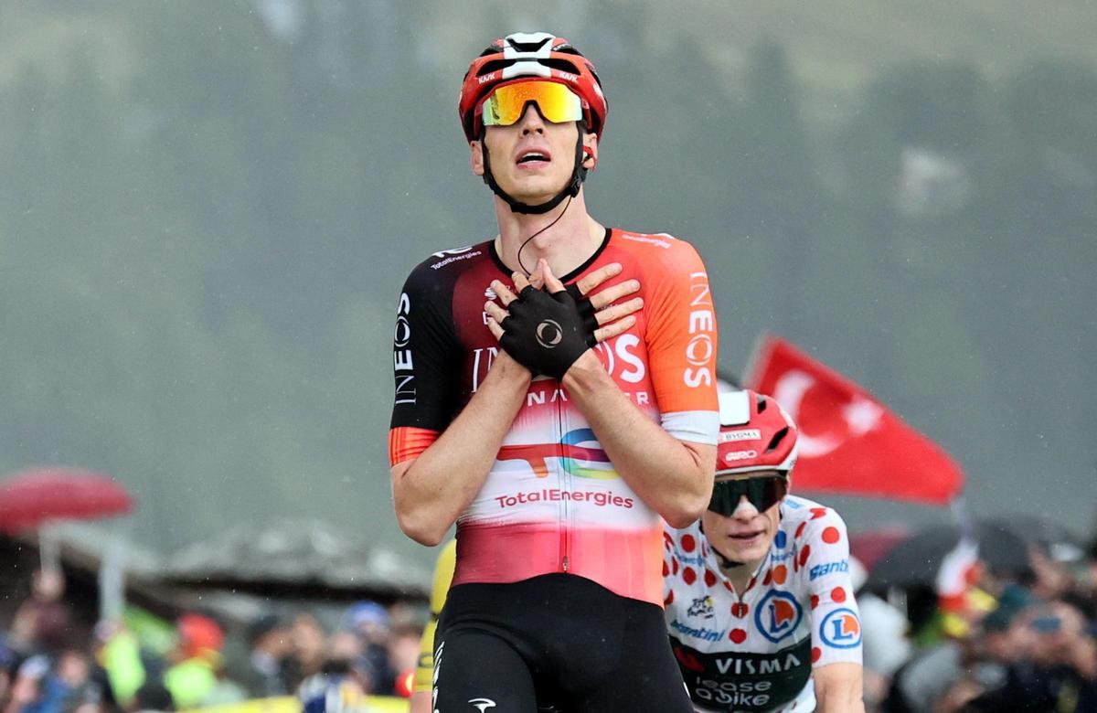 Thymen  Arensman celebra su victoria en La Plagne.