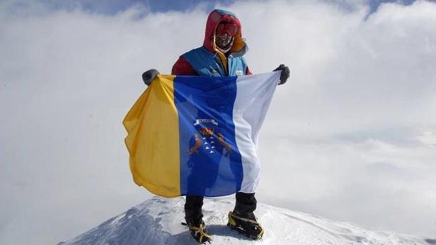 Juan Diego Amador, en la cumbre de una de las cimas del Himalaya que ya ha conquistado.