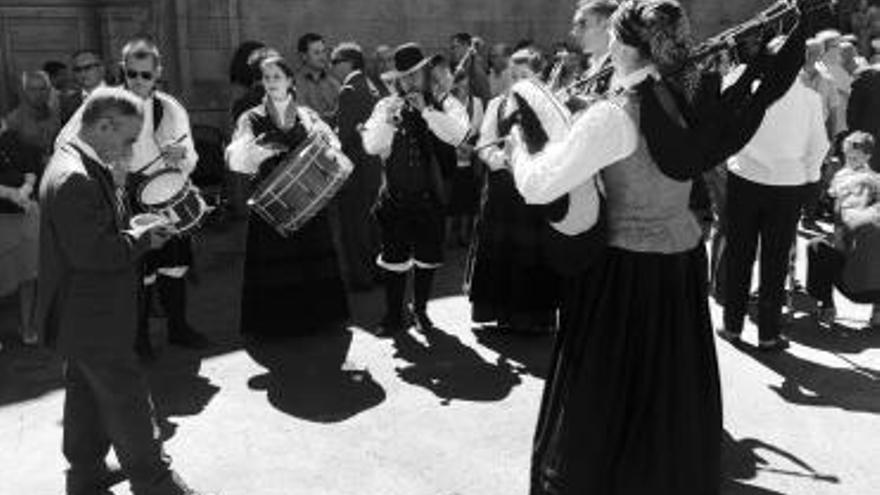 Los gaiteros en plena actuación musical.