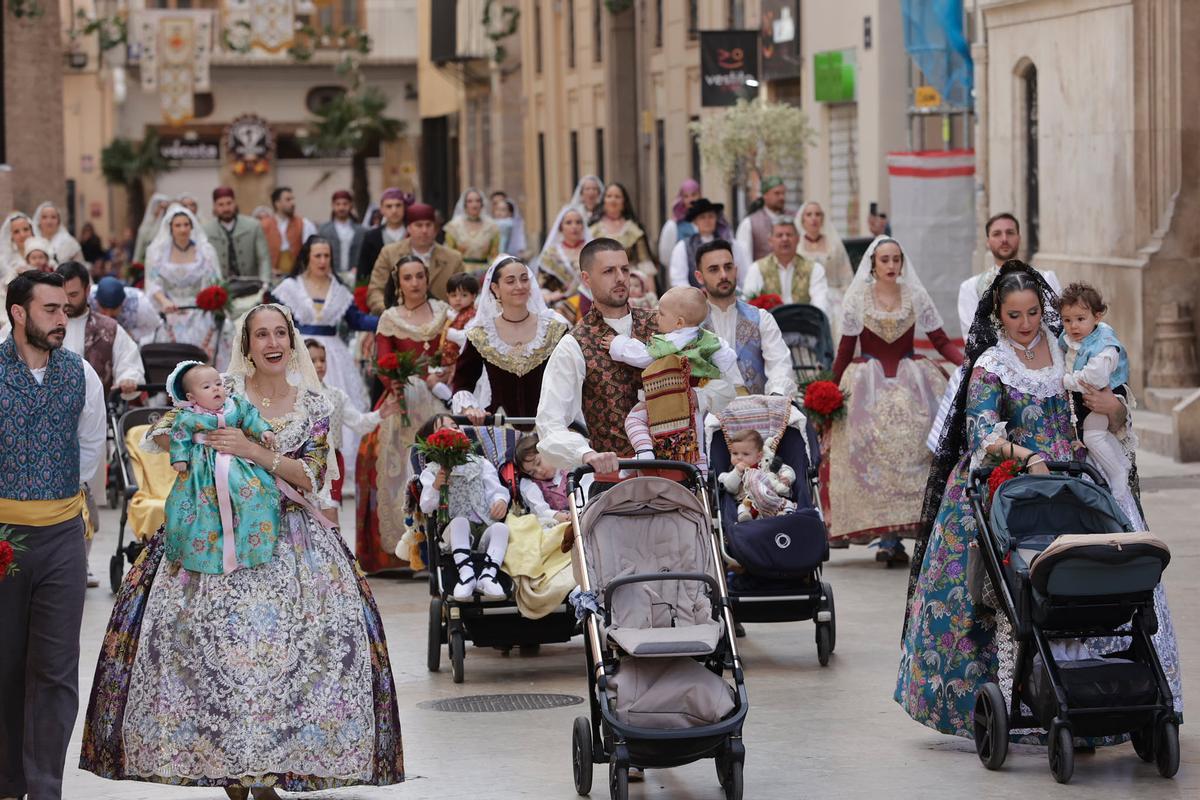 Todas las fotos de la Ofrenda del 18 de marzo por la calle San Vicente hasta la 17:30 horas Todas las fotos de la Ofrenda del 18 de marzo por la calle San Vicente hasta la 17:30 horas