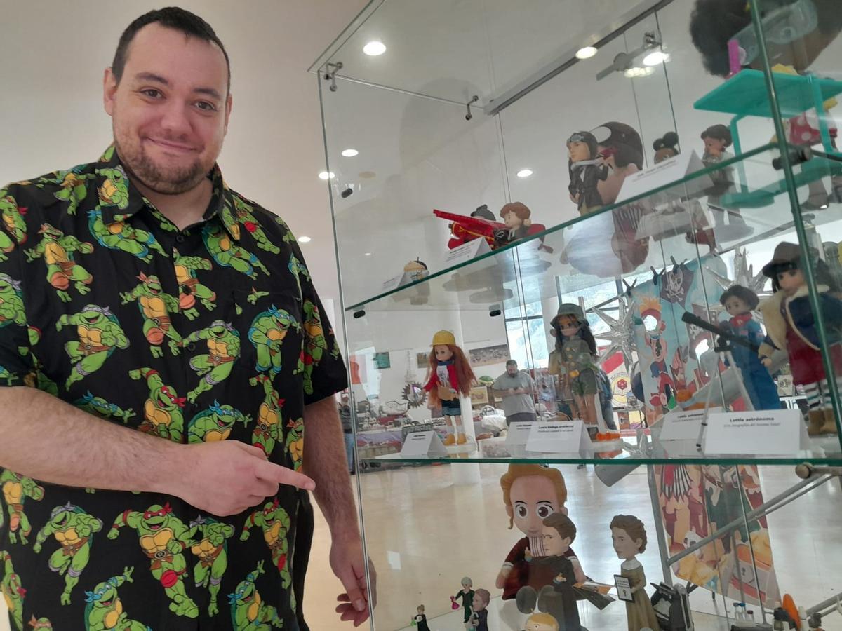 Miguel Martínez, de la organización, junto a una exposición de muñecas en la última edición.