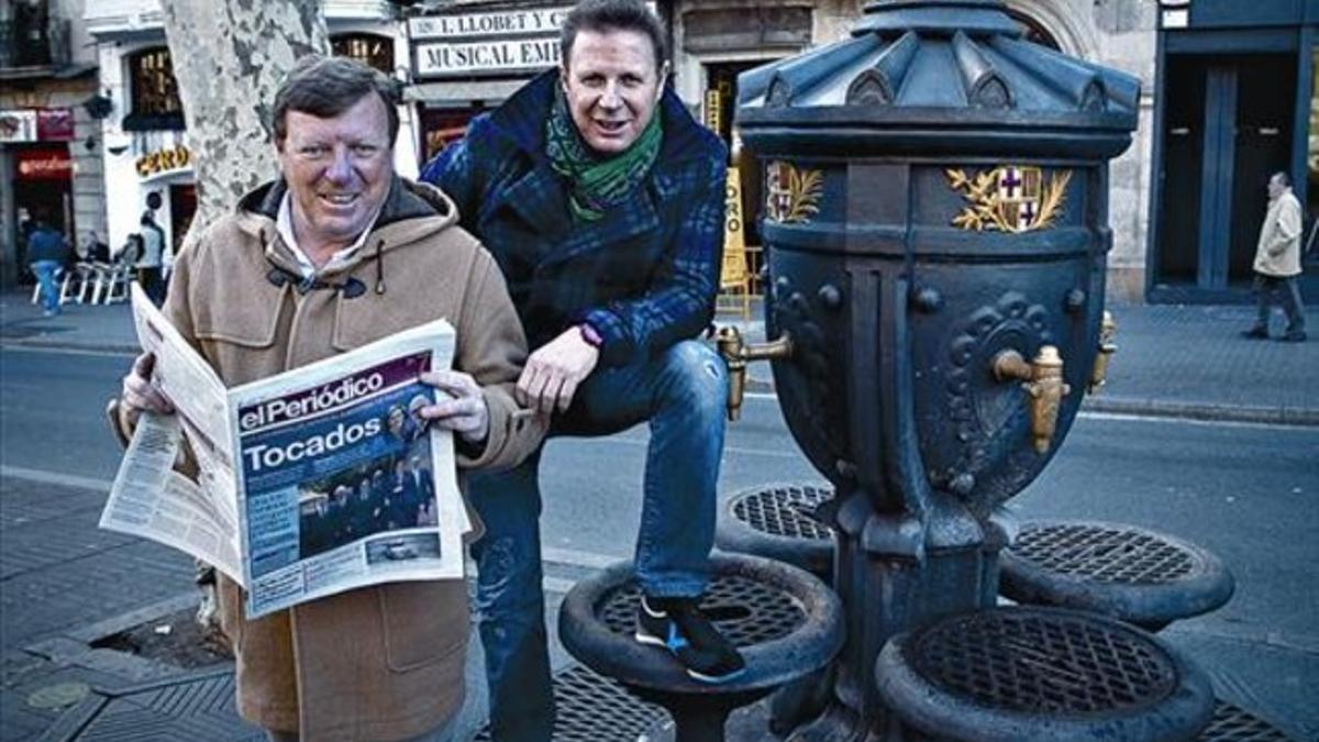 César Cadaval (con EL PERIÓDICO) y su hermano Jorge, en la fuente de Canaletes, el pasado jueves.