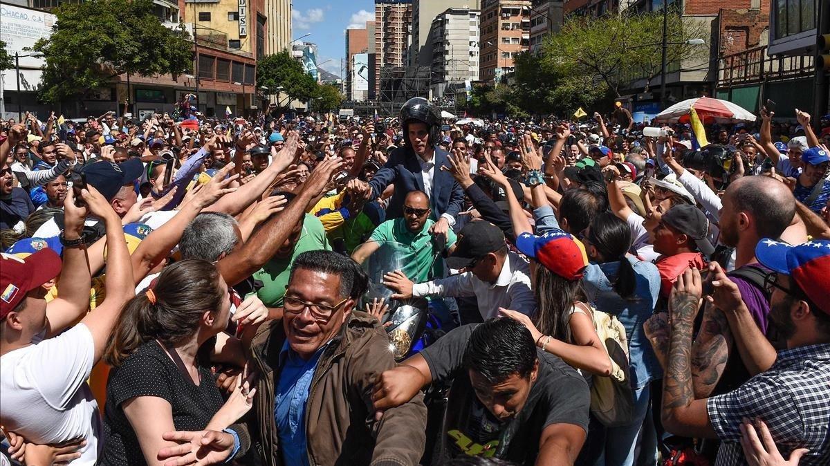 El líder opositor venezolano autoproclamado presidente en funciones, Juan Guaido, se marcha de un mitin en el este de Caracas, Venezuela, a pesar de la oposición del presidente Nicolás Maduro.