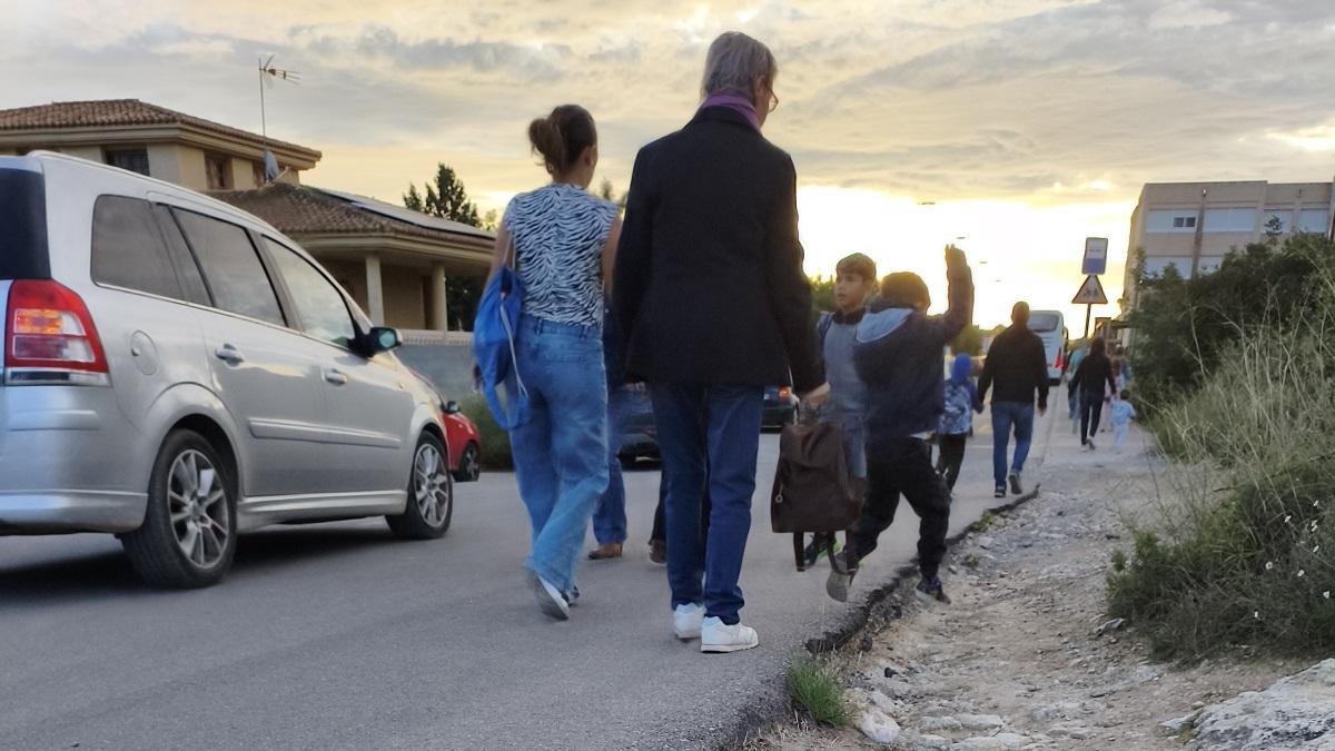Uno de los caminos que toma el alumnado para acceder al CEIP Lloma del Mas.