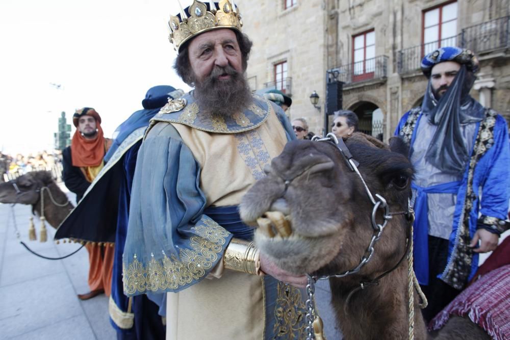 Una multitud recibe a los Reyes Magos en Gijón.