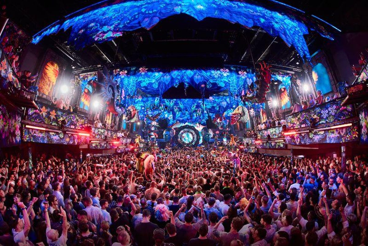La fiesta barcelonesa, en la pista principal de la discoteca [UNVRS] en Ibiza.
