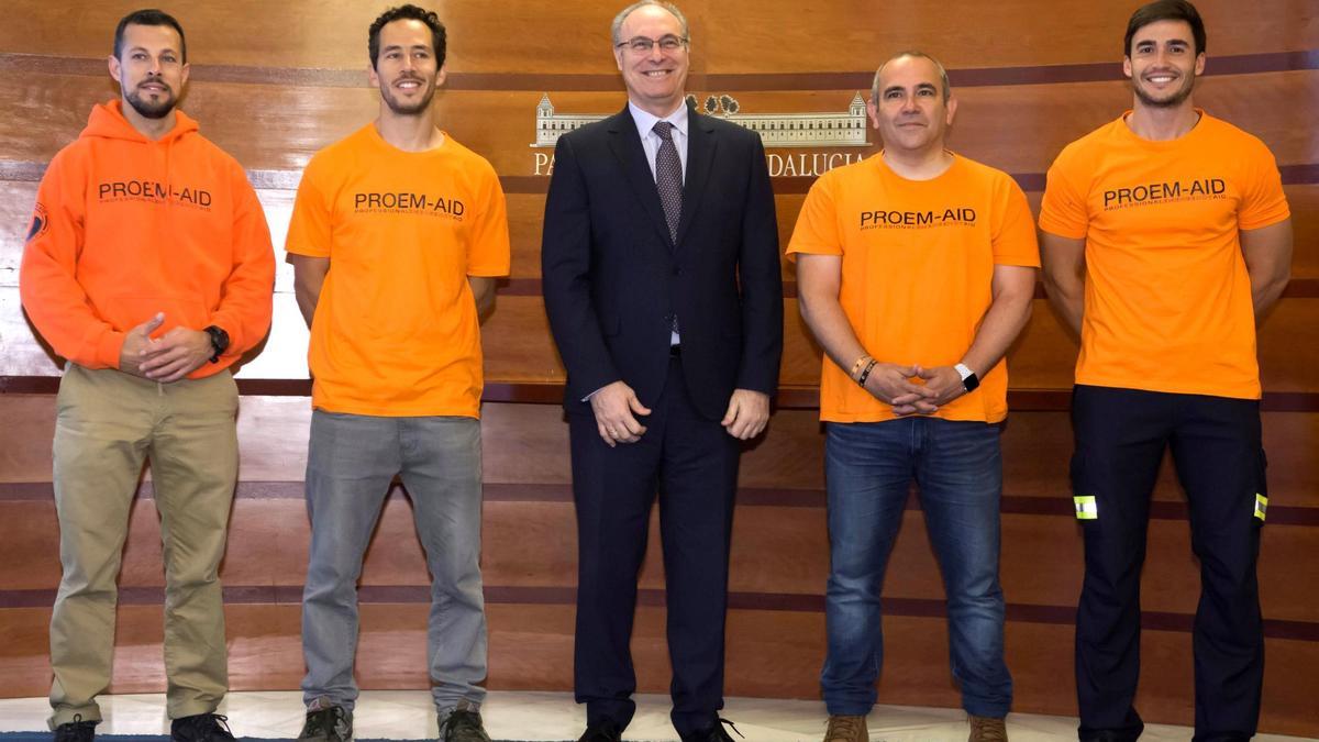 El presidente del Parlamento de Andalucía, Juan Pablo Durán (c), junto a los bomberos andaluces, voluntarios de Proemaid, que han sido absueltos por la justicia griega, durante su visita a la institución para agradecer el apoyo prestado durante el proceso que han vivido por rescatar personas en el Mediterráneo. EFE/Raúl Caro