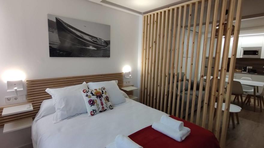 Una de las estancias de la última vivienda turística abierta en O Morrazo en la parroquia moañesa de Domaio. |  Santos Álvarez