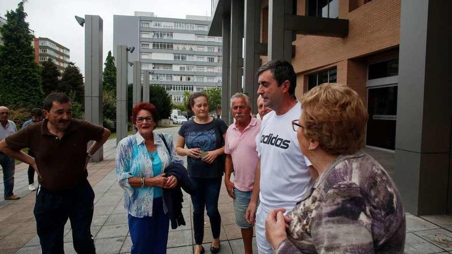 Un grupo de vecinos de Santiago del Monte, tras el Pleno de ayer.