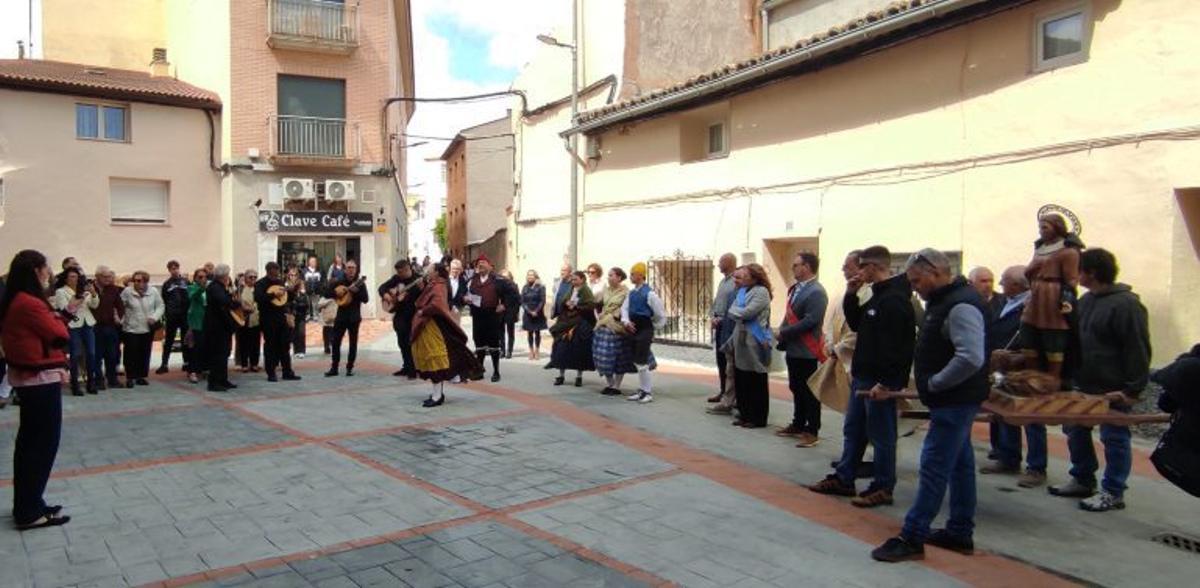 Los vecinos portaron y acompañaron al santo. |          MIGUEL BERTOJO