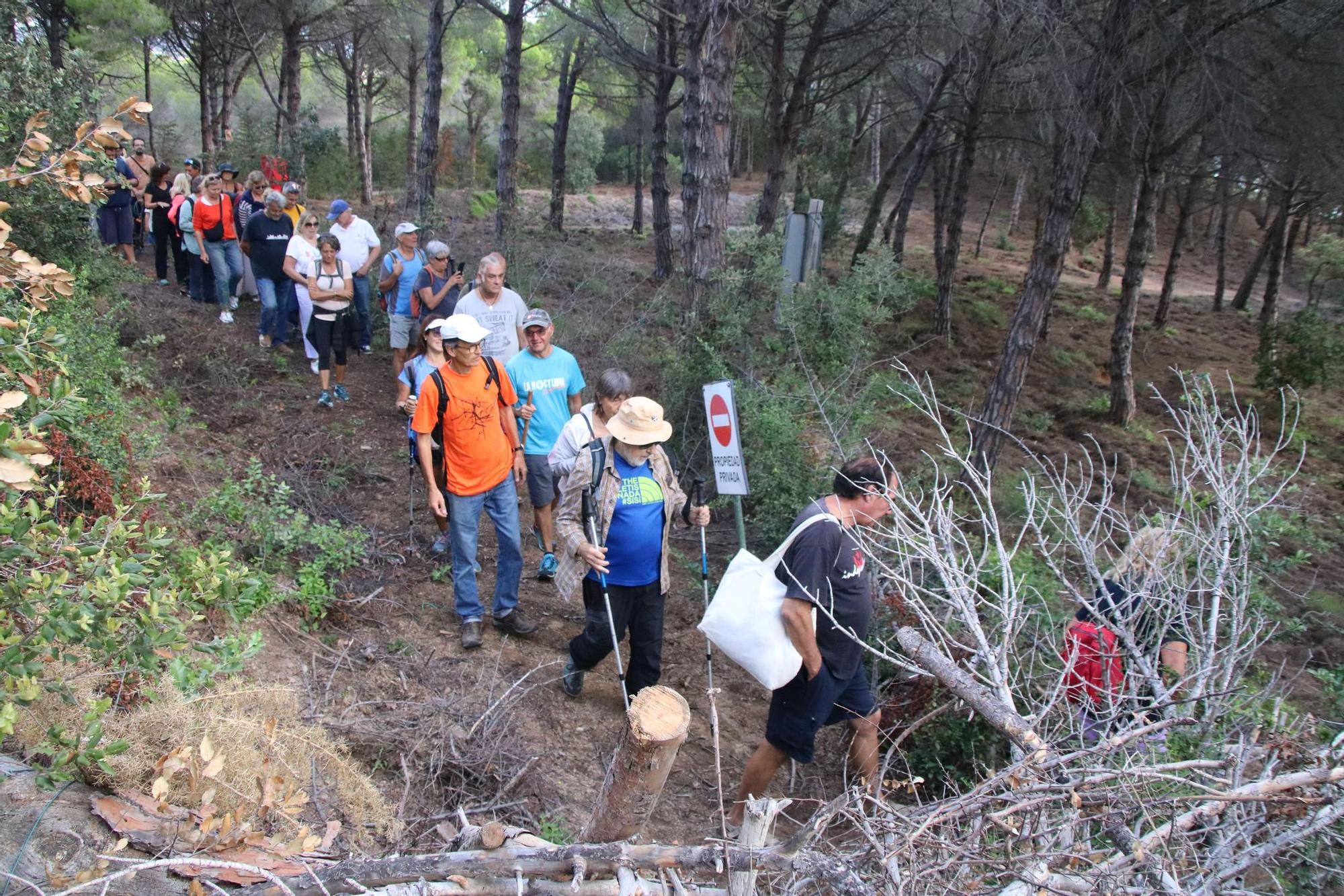 Els activistes han demanat la reobertura del camí de ronda al seu pas per Can Juncadella