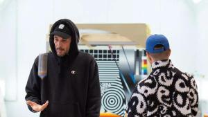 Mucho Muchacho y Felipe Pantone publican Creamático, el primer disco del rapero catalán que ha realizado en la residencia artística del estudio de Pantone, Casa Axis.