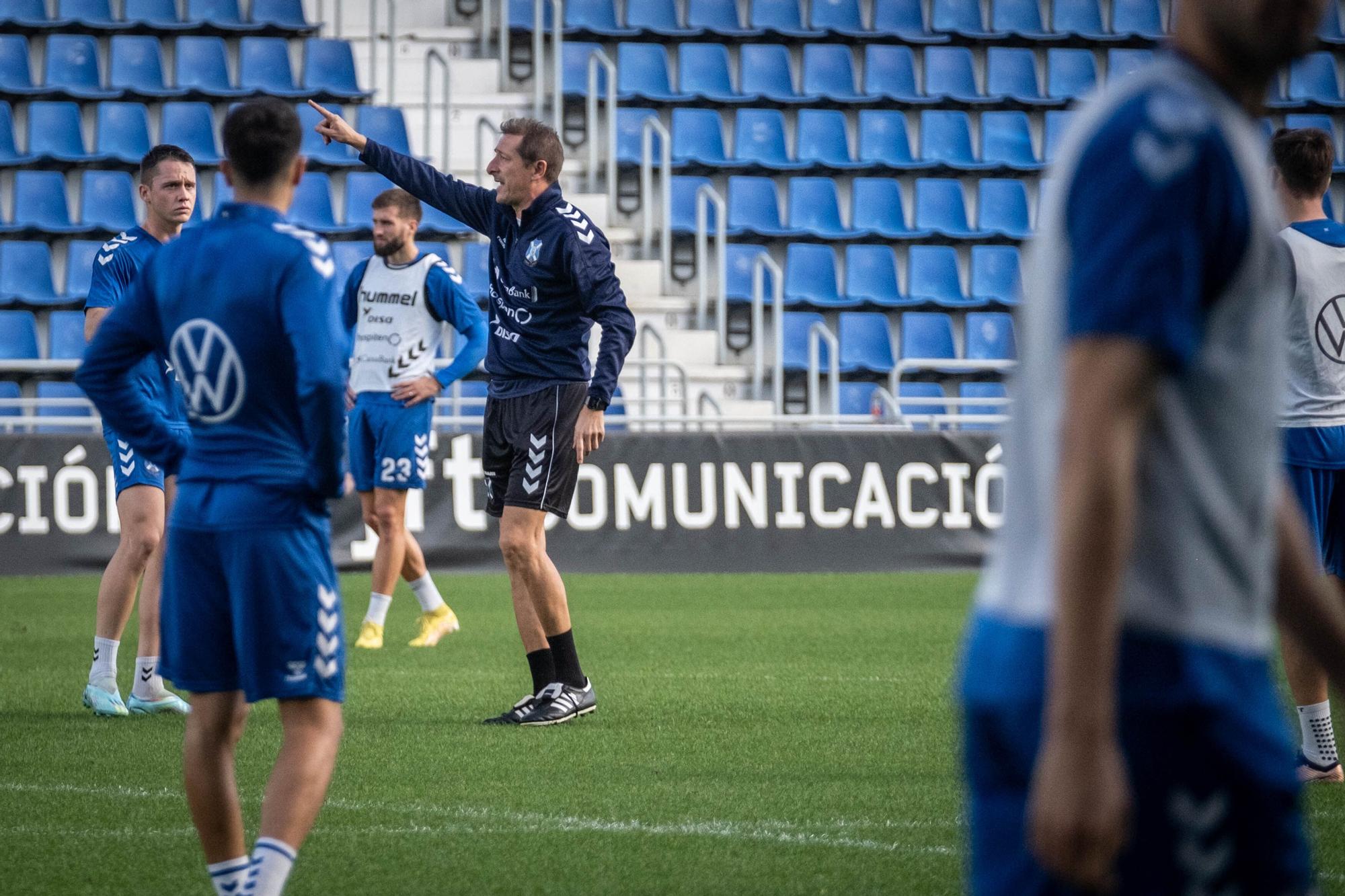 Entrenamiento a puerta abierta del CD Tenerife (3/1/2022)