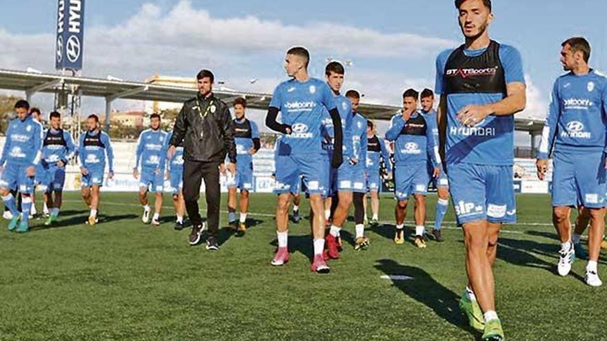 Los jugadores del Atlético Baleares caminan tras finalizar un entrenamiento de esta semana en Son Malferit.