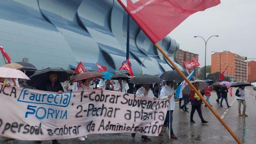 Los trabajadores de la antigua filial de Faurecia se manifiestan en Vigo exigiendo una solución