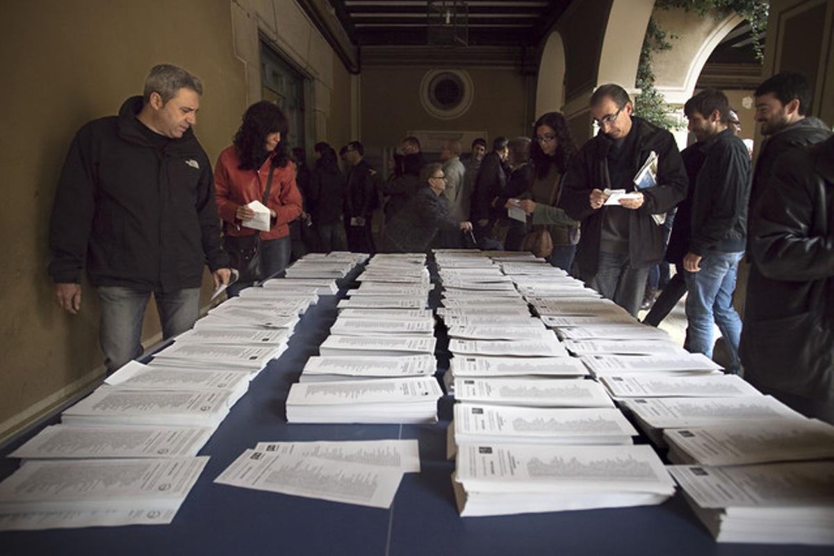 Electores acuden a votar al colegio electoral de Sant Martí, en Barcelona.
