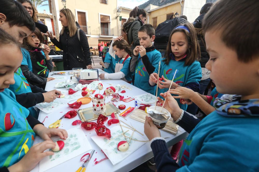 Más de 200 escolares de cuatro municipios de la Marina Baixa compiten en un concurso culinario para inaugurar la Feria Gastronómica local