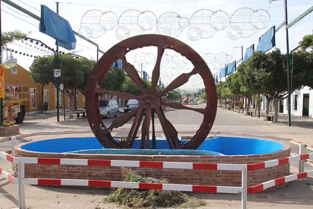 El Cortijo de Torres acelera los trabajos en casetas, calles y portada para ponerse a punto de cara al inicio de la semana de Feria.