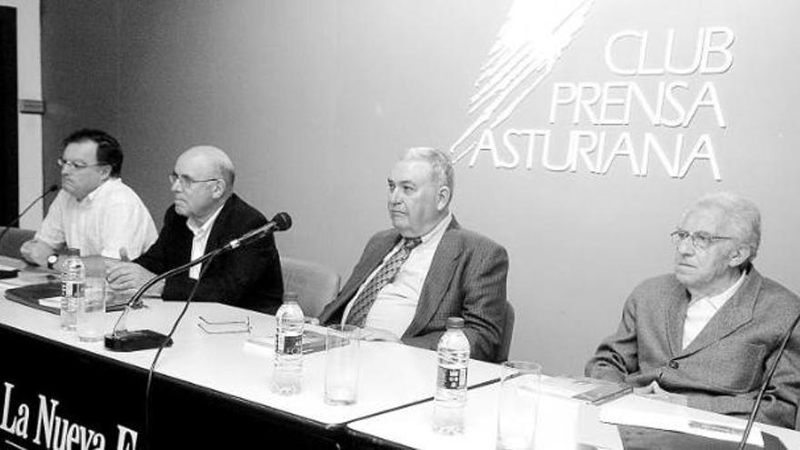 Por la derecha, Gustavo Bueno, Gracia Noriega, Silverio Cerra y Eduardo García, redactor de LA NUEVA ESPAÑA.
