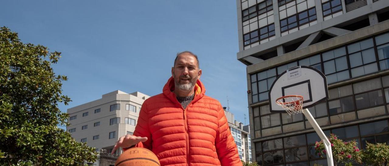 El exjugador de baloncesto Gus Díaz posa en la plaza de Pontevedra. |  // CASTELEIRO/ROLLER AGENCIA