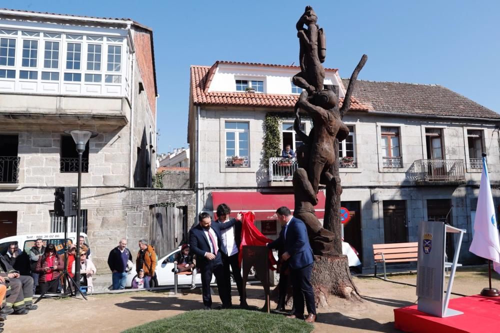 El Concello inaugura la talla de David Leirós sobre el antiguo cedro de la Praza Paradela.